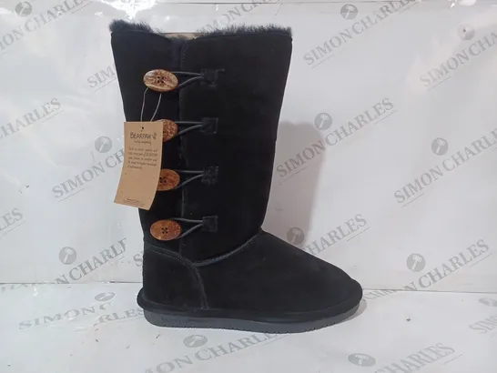 BOXED PAIR OF BEARPAW FAUX FUR LINED BOOTS IN BLACK SIZE 5