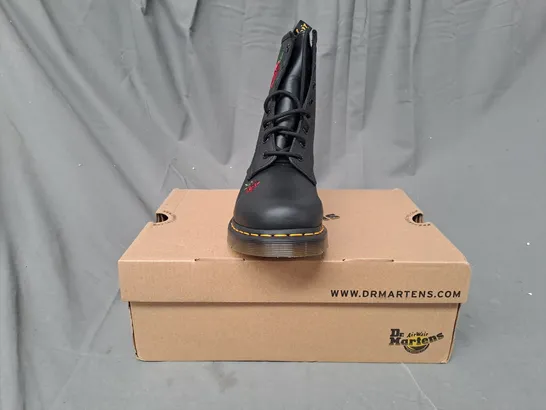 BOXED PAIR OF DR MARTENS 1460 VONDA BOOTS IN BLACK W. ROSE DESIGN UK SIZE 7