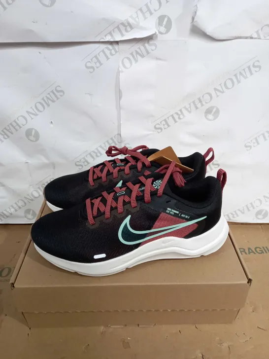 BOXED PAIR OFNIKE RUNNING DOWNSHIFTER 12 TRAINERS SIZE 4 