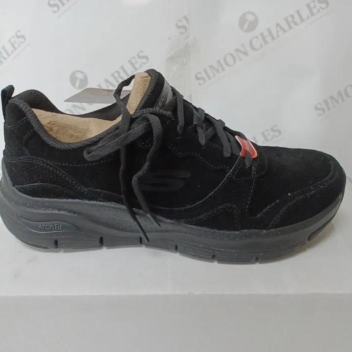 Skechers Arch Fit Trainer Black Size Simon Charles Auctioneers