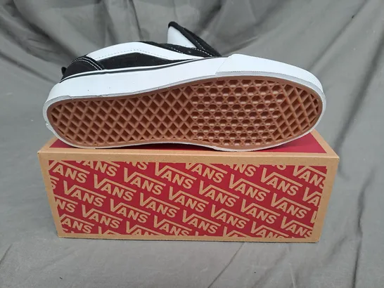 BOXED VANS KNU SKOOL SHOES IN BLACK/TRUE WHITE SIZE 6.5