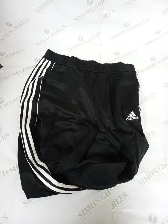 ADIDAS STRAIGHT LEG TRACKSUIT PANTS IN BLACK - L