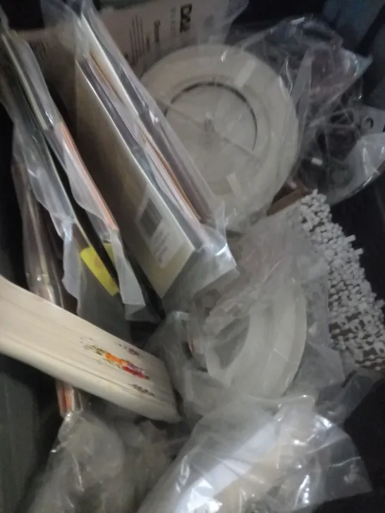 BOX OF APPROX 15 ASSORTED HOUSEHOLD ITEMS TO INCLUDE SLICING BOARD, DIGITAL FOOD THERMOMETER, GOLF BALLS, ETC 