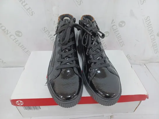 BOXED PAIR OF RIEKER HI TOP CUFF TRAINERS IN BLACK UK SIZE 6.5