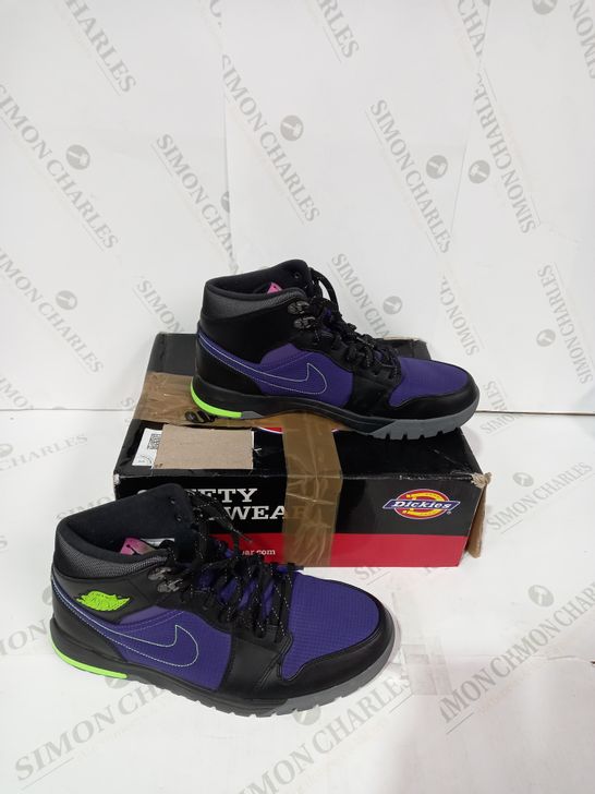 BOXED PAIR OF NIKE HIGH TOPS SIZE 10