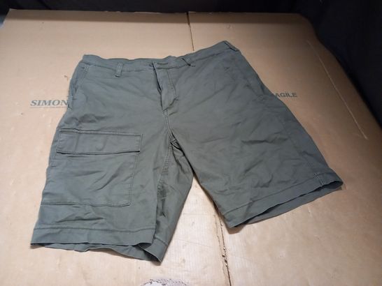 PAIR OF GREEN LEVIS CARGO SHORTS - 34