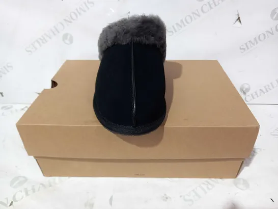 BOXED PAIR OF UGG FUR LINED SLIPPERS IN BLACK UK SIZE 6