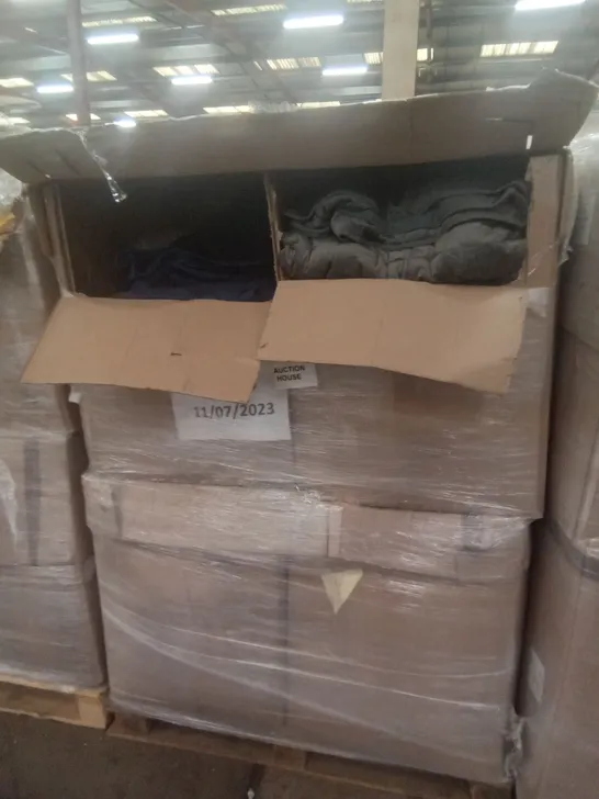 PALLET OF 4 BOXES CONTAINING PILLOWS & BEDDING