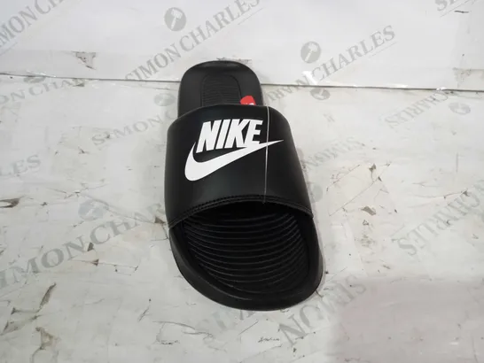 BOXED PAIR OF NIKE VICTORI ONE SLIDERS IN BLACK UK SIZE 10