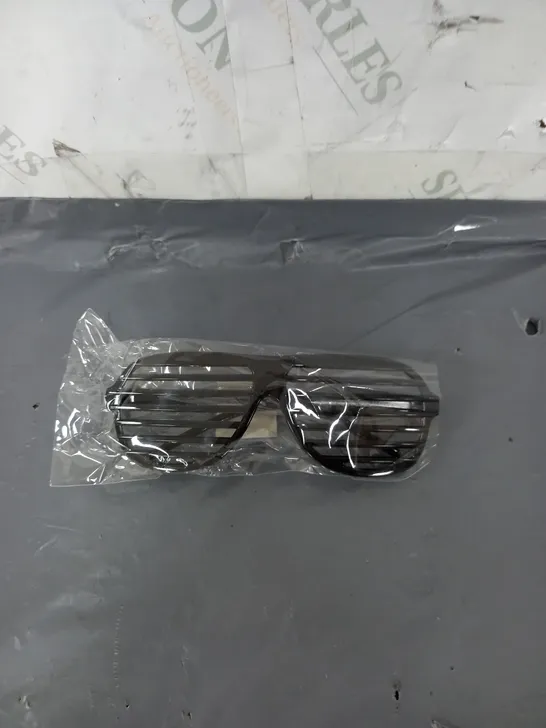 APPROXIMATELY 100 BLACK LINE GLASSES  - COLLECTION ONLY 