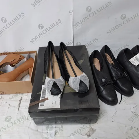 APPROXIMATELY 10 PAIRS OF ASSORTED SHOES TO INCLUDE BOXED AND UNBOXED HEELS AND BOOTS