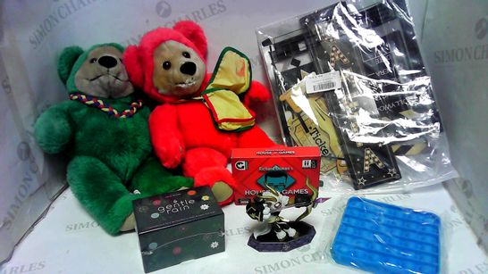 LOT OF APPROXIMATELY 20 ASSORTED TOYS, TO INCLUDE SKYLANDERRS FIGURE, HOUSE OF GAMES, GENTLE RAIN, ETC