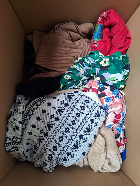 BOX OF APPROX 20 ASSORTED CLOTHING ITEMS TO INCLUDE - DRESSES, SHIRTS, CARDIGAN ETC