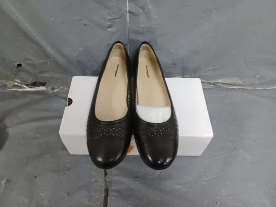 BOXED PAIR OF WOMENS HUSH PUPPIES LEAH BALLERINA SHOES IN BLACK SIZE 7