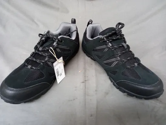 BOXED PAIR OF MOUNTAIN WAREHOUSE OUTDOOR III WALKING SHOES IN BLACK UK SIZE 10