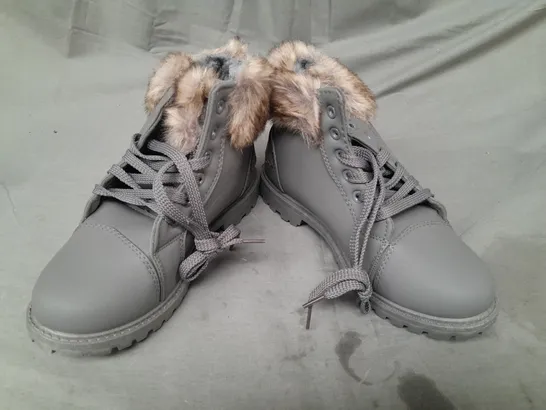 BOXED PAIR OF DESIGNER FAUX FUR LINED ANKLE BOOTS IN GREY SIZE EU 39