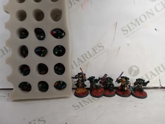 BOX OF APPROX 18 ASSORTED WAR HAMMER 40K PAINTED SPACE MARINE MODELS 