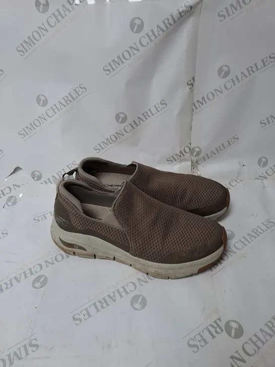 UNBOXED SKETCHERS SLIP ON ARCHFIT SIZE UK 10 