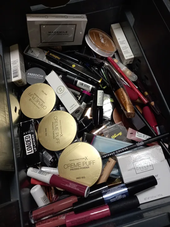 PREMIUM BRANDED MAKEUP COLLECTION APPROX. 40 ITEMS 