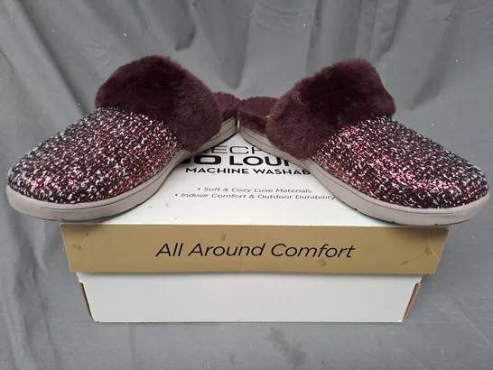 BOXED PAIR OF SKECHERS ARCH SLIPPERS IN BURGUNDY UK SIZE 6