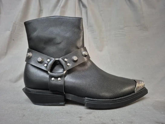 BOXED PAIR OF KOI SOULRENDER MEN'S HARDWARE COWBOY BOOTS IN BLACK/ANTIQUE SILVER SIZE 11