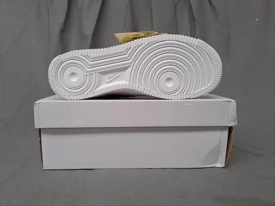 BOXED PAIR OF NIKE AIR FORCE 1 '07 SHOES IN WHITE/BLACK UK SIZE 5.5