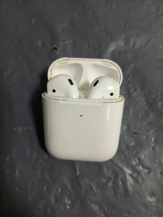 PAIR OF APPLE AIRPODS IN WHITE