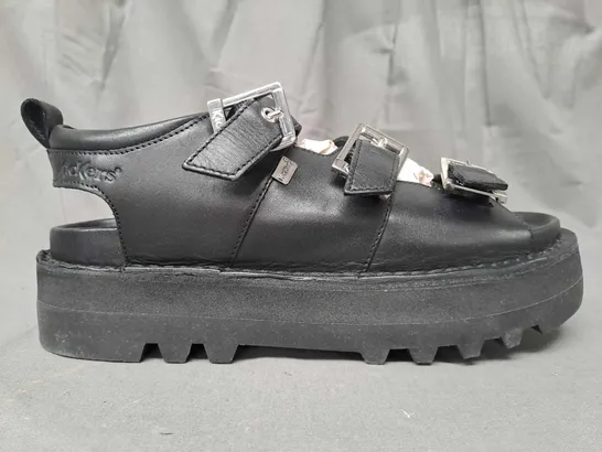 BOXED PAIR OF KICKERS CHUNKY PLATFORM SANDALS IN BLACK EU SIZE 40