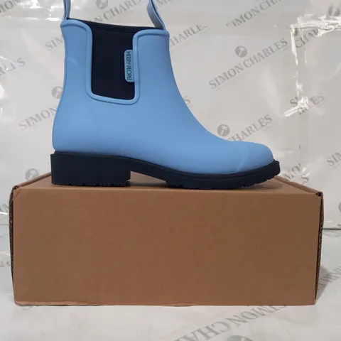 BOXED PAIR OF MERRY PEOPLE BOBBI BOOTS IN SKY BLUE UK SIZE 5