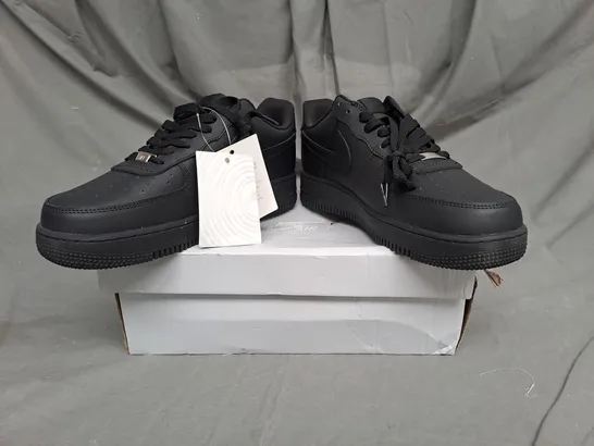 BOXED PAIR OF NIKE AIR FORCE 1 TRAINERS IN BLACK SIZE 9