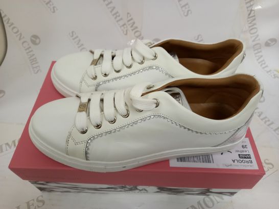 BOXED PAIR OF MODA IN PELLE SIZE 39EU WHITE LEATHER BROOLA TRAINER 