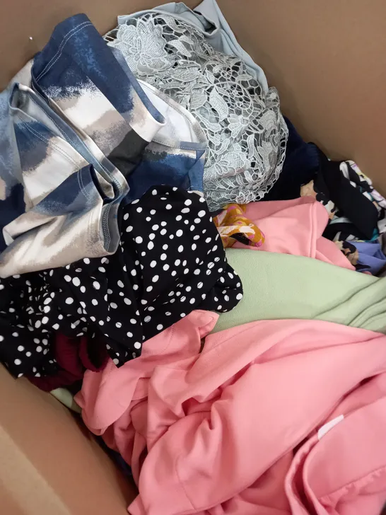 BOX OF APPROXIMATELY 20 ASSORTED CLOTHING ITEMS TO INCLUDE DRESS, TOP, JUMPERS ETC