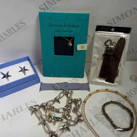 BOX OF APPROX 20 ASSORTED COSTUME JEWELLERY ITEMS INCLUDING NECKLACES, BRACELETS AND HEADBAND