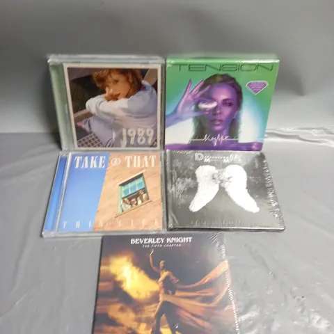 LOT OF APPROXIMATELY 20 CDS TO INCLUDE TAKE THAT, TAYLOR SWIFT AND DEPECHE MODE