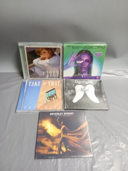 LOT OF APPROXIMATELY 20 CDS TO INCLUDE TAKE THAT, TAYLOR SWIFT AND DEPECHE MODE
