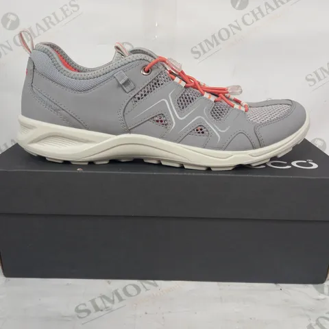 BOXED PAIR OF ECCO TERRACRUISE SHOES IN GREY/SALMON UK SIZE 6.5-7