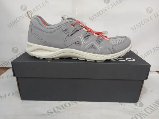 BOXED PAIR OF ECCO TERRACRUISE SHOES IN GREY/SALMON UK SIZE 6.5-7