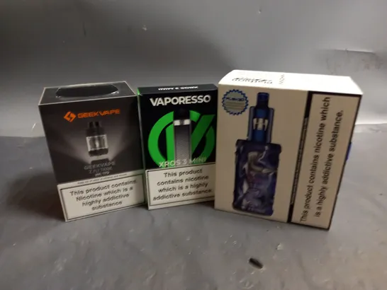 APPROXIMATELY 18 VAPES & E-CIGARETTES TO INCLUDE GEEKVAPE Z FLI TANK, VAPORESSO XROS 3 MINI, INNOKIN PLATFORM SERIES EDITION, ETC