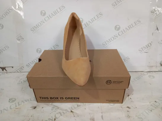 BOXED PAIR OF CLARKS SUEDE CLOSED TOE HEELS IN SAND COLOUR UK SIZE 7