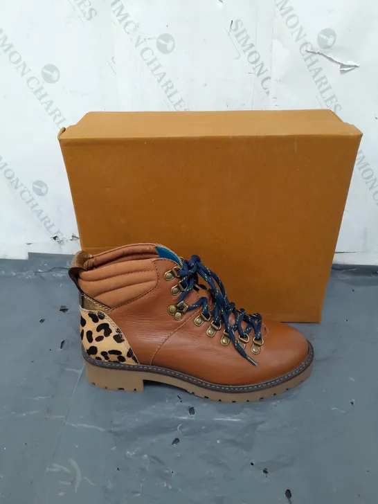 BOXED PAIR OF WHITE STUFF BROWN LEATHER BOOTS SIZE 6