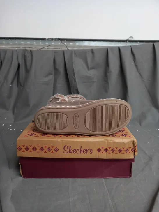 BOXED PAIR OF SKECHERS COZY SLIPPER BOOTS IN TAUPE SIZE 6.5