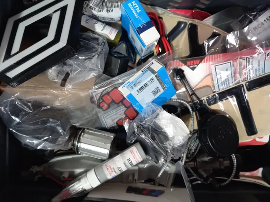 LOT OF APPROXIMATELY 15 ASSORTED VEHICLE PARTS AND ACCESSORIES TO INCLUDE ZÉFAL BIKE PRO LUBE, NERRAD TOOLS COMPRESSION NUT SPANNER, NTN BEARINGS, ETC