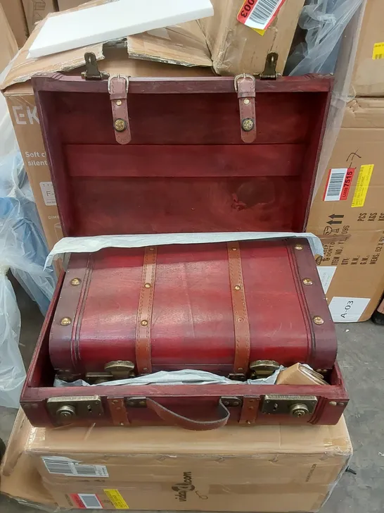 BOXED 2 PIECE VINTAGE TRUNK SET - SET OF 2 (1 BOX)