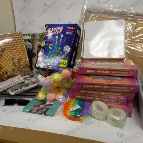 BOX OF ASSORTED ITEMS TO INCLUDE 2X DECORATIVE LED LIGHT, 2X WOOD FRAME (DAMAGED), 2022 PLANNERS, METAL SINK CADDY, 5X BIG FAT QUIZ 2021 BOARD GAME, APPROX. 20X 2022 WALL CALENDARS, ETC