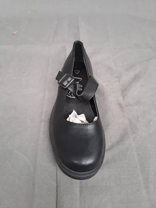 BOX OF APPROXIMATLY 10 BLACK LILLEY SHOE IN VARIOUS SIZES 