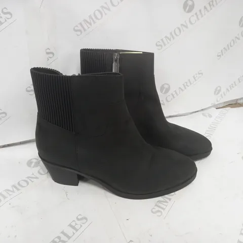 BOXED VIONIC  BLACK HEEL BOOT SIZE 5