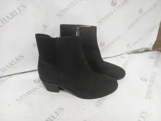 BOXED VIONIC  BLACK HEEL BOOT SIZE 5