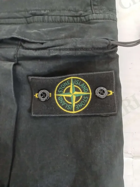 STONE ISLAND CARGO PANTS IN BLACK - LARGE