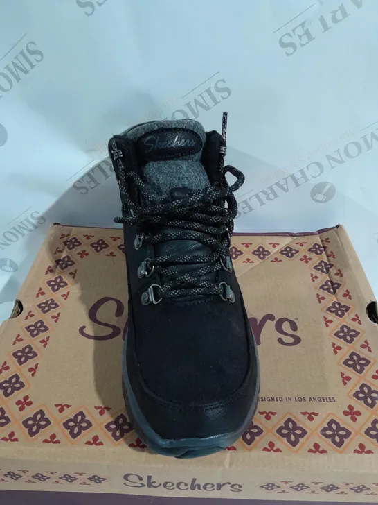 BOXED PAIR OF SKECHERS SYNERGY WARM BOOTS IN BLACK - SIZE 5