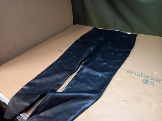 PAIR OF FAUX LEATHER LEATHER LEGGINGS - LARGE